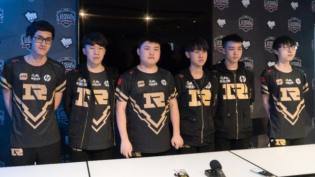 利中場球員 利中場球員